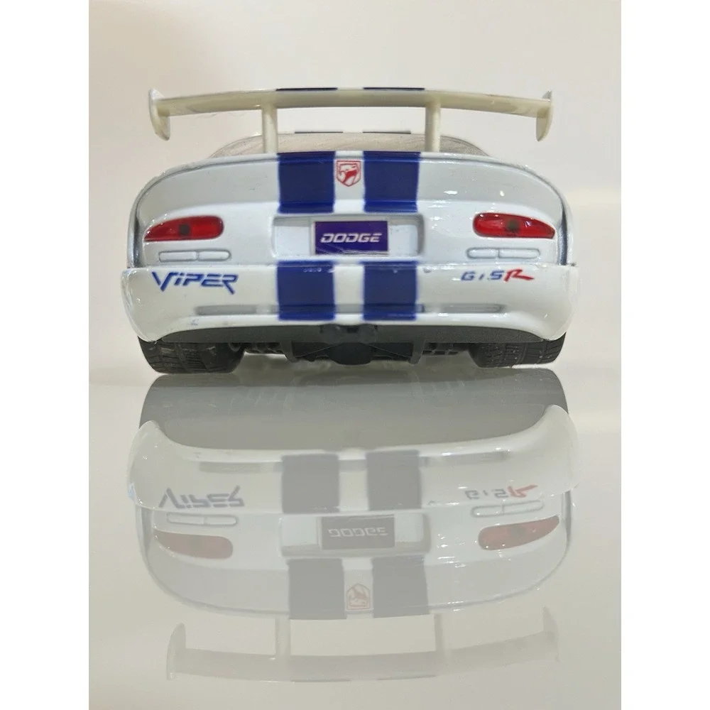 Maisto 1/24 Scale Die Cast Model Dodge Viper GT2 - White & Blue